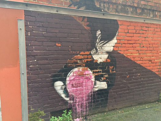 タニーテンのストリートアート Girls Throwing Pink Paint1