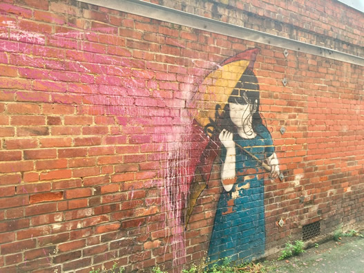 タニーテンのストリートアート Girls Throwing Pink Paint4