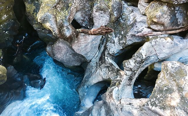 奇岩群 THE CHASM