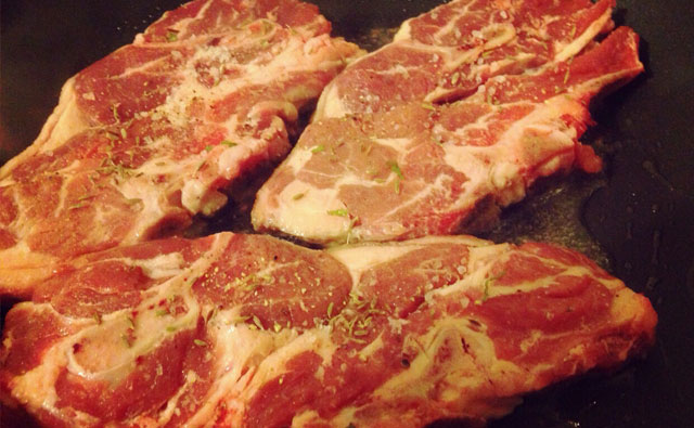 ラム肉を強火で焼く