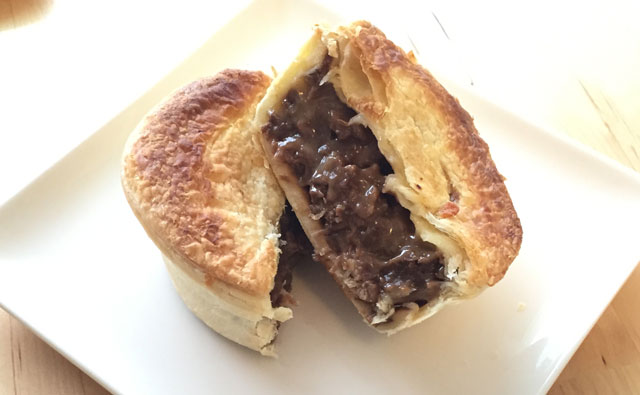 Ponsonby Gourmet Pies Steak & Cheese中身