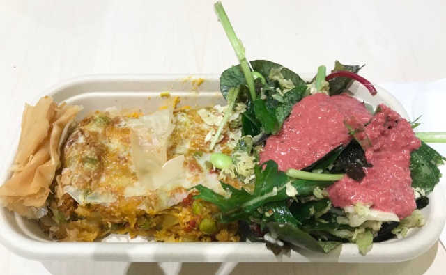 Revive Cafe、ホットミールとサラダのコンボ