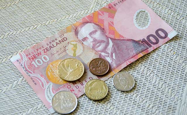 知ってますか？ニュージーランドのお札の肖像？図柄 100ドルと硬貨編